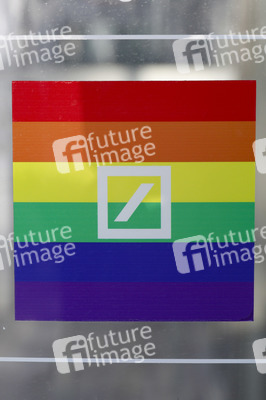 Symbolfoto Deutsche Bank und Regenbogenflagge