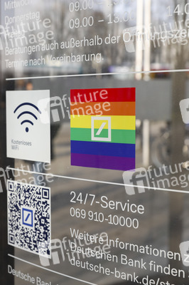 Symbolfoto Deutsche Bank und Regenbogenflagge
