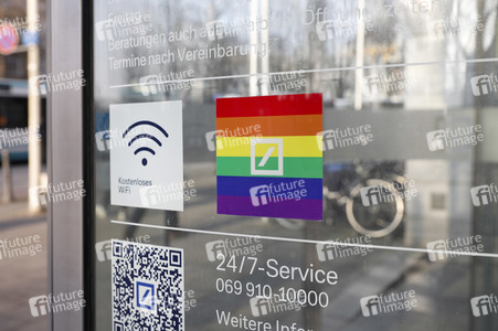 Symbolfoto Deutsche Bank und Regenbogenflagge