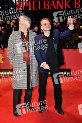 Adam Clayton und Bono von U2 auf der Berlinale 2023