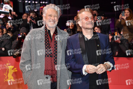 Adam Clayton und Bono von U2 auf der Berlinale 2023