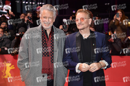 Adam Clayton und Bono von U2 auf der Berlinale 2023