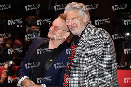 Adam Clayton und Bono von U2 auf der Berlinale 2023