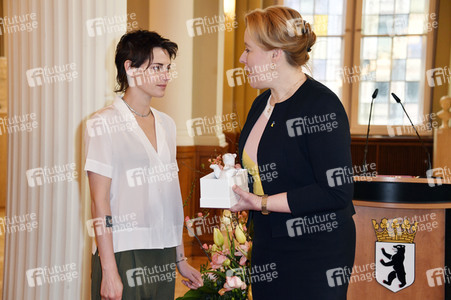 Einzeichnung der Jury in das Gästebuch von Berlin, Berlinale 2023