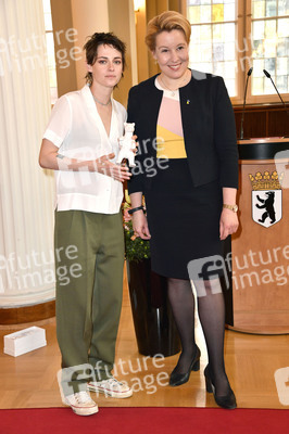 Einzeichnung der Jury in das Gästebuch von Berlin, Berlinale 2023