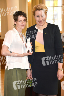 Einzeichnung der Jury in das Gästebuch von Berlin, Berlinale 2023