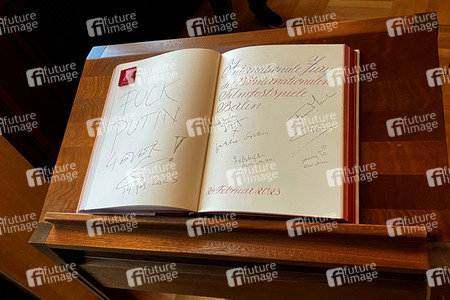 Einzeichnung der Jury in das Gästebuch von Berlin, Berlinale 2023