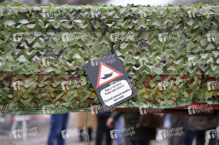 Zerstörter russischer Panzer vor der russischen Botschaft in Berlin