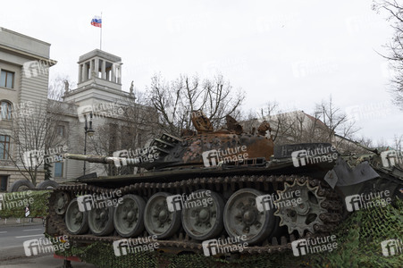 Zerstörter russischer Panzer vor der russischen Botschaft in Berlin
