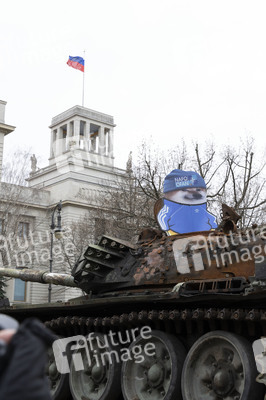Zerstörter russischer Panzer vor der russischen Botschaft in Berlin
