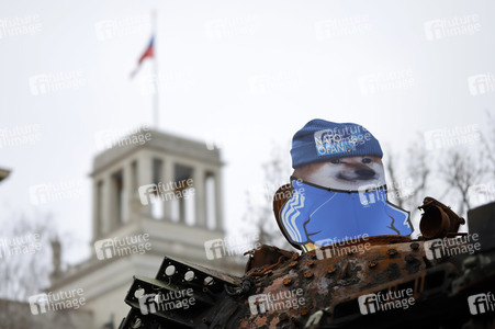 Zerstörter russischer Panzer vor der russischen Botschaft in Berlin