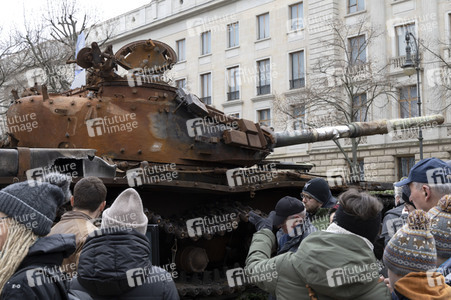 Zerstörter russischer Panzer vor der russischen Botschaft in Berlin