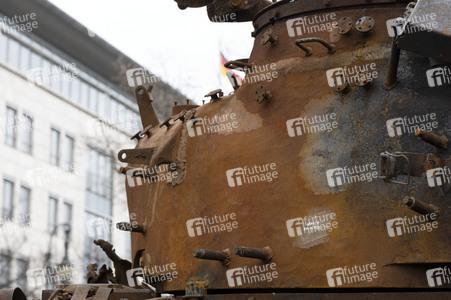 Zerstörter russischer Panzer vor der russischen Botschaft in Berlin