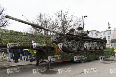 Zerstörter russischer Panzer vor der russischen Botschaft in Berlin