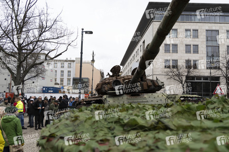 Zerstörter russischer Panzer vor der russischen Botschaft in Berlin