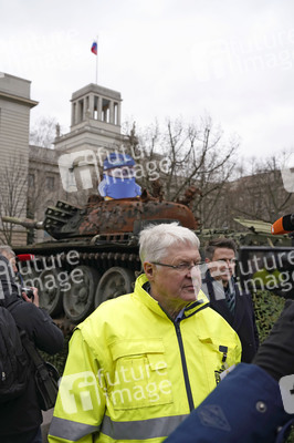 Zerstörter russischer Panzer vor der russischen Botschaft in Berlin