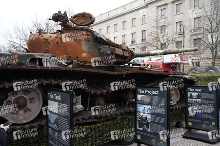 Zerstörter russischer Panzer vor der russischen Botschaft in Berlin