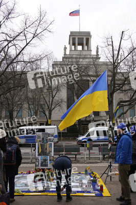 Zerstörter russischer Panzer vor der russischen Botschaft in Berlin