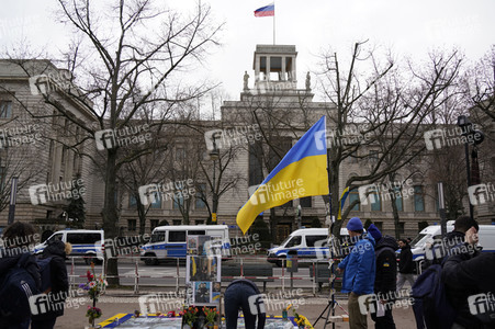 Zerstörter russischer Panzer vor der russischen Botschaft in Berlin