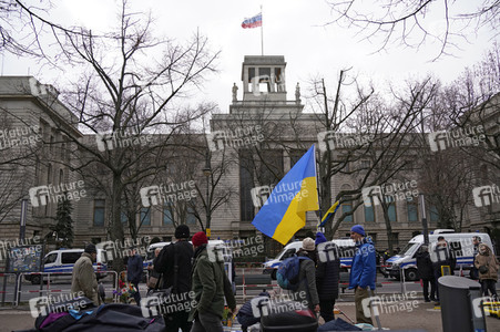 Zerstörter russischer Panzer vor der russischen Botschaft in Berlin