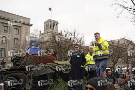 Zerstörter russischer Panzer vor der russischen Botschaft in Berlin