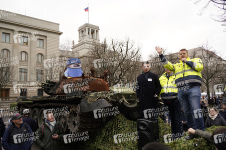 Zerstörter russischer Panzer vor der russischen Botschaft in Berlin