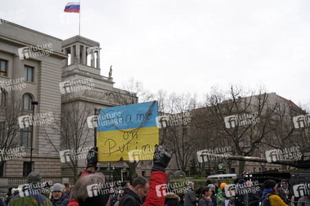 Zerstörter russischer Panzer vor der russischen Botschaft in Berlin
