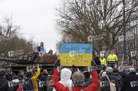 Zerstörter russischer Panzer vor der russischen Botschaft in Berlin