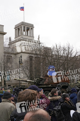 Zerstörter russischer Panzer vor der russischen Botschaft in Berlin