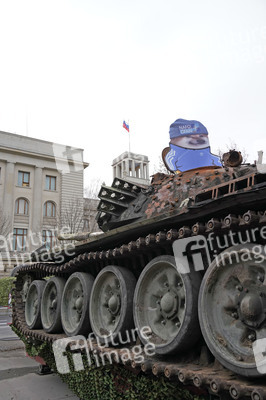 Zerstörter russischer Panzer vor der russischen Botschaft in Berlin