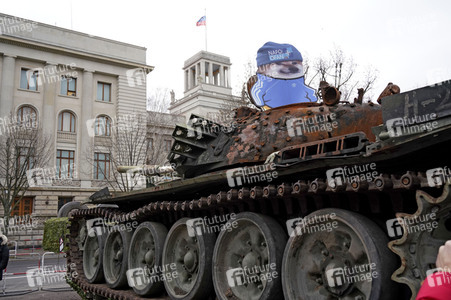 Zerstörter russischer Panzer vor der russischen Botschaft in Berlin