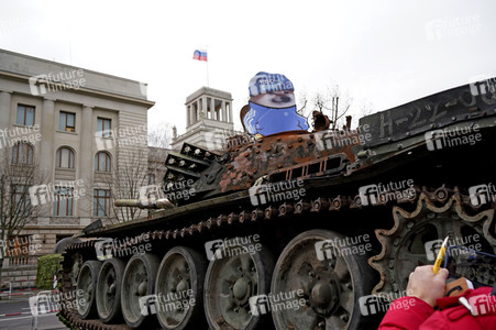 Zerstörter russischer Panzer vor der russischen Botschaft in Berlin
