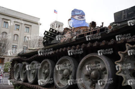 Zerstörter russischer Panzer vor der russischen Botschaft in Berlin