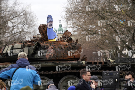 Zerstörter russischer Panzer vor der russischen Botschaft in Berlin