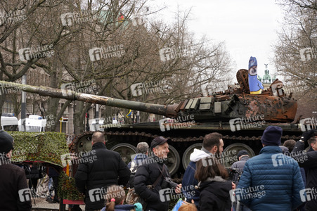 Zerstörter russischer Panzer vor der russischen Botschaft in Berlin