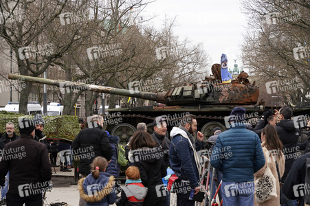 Zerstörter russischer Panzer vor der russischen Botschaft in Berlin