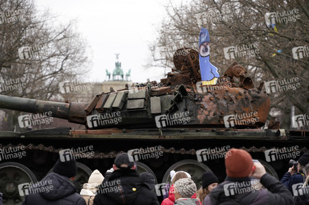 Zerstörter russischer Panzer vor der russischen Botschaft in Berlin