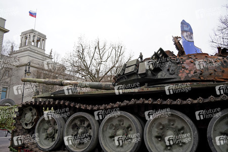Zerstörter russischer Panzer vor der russischen Botschaft in Berlin