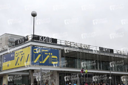 Demonstration für den Abzug russischer Truppen aus der Ukraine in Berlin