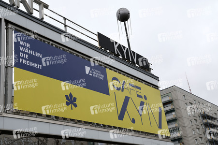 Demonstration für den Abzug russischer Truppen aus der Ukraine in Berlin