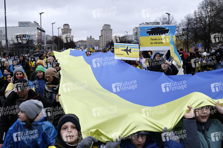 Demonstration für den Abzug russischer Truppen aus der Ukraine in Berlin