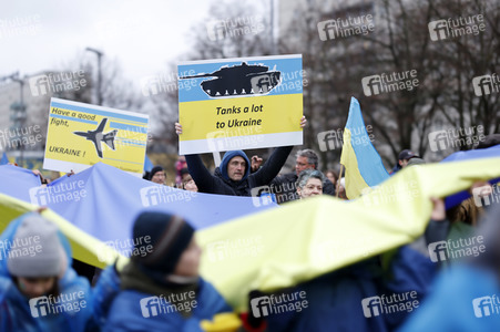 Demonstration für den Abzug russischer Truppen aus der Ukraine in Berlin