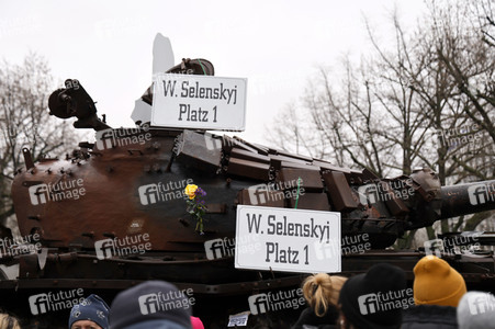 Demonstration für den Abzug russischer Truppen aus der Ukraine in Berlin