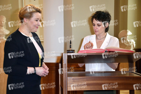 Einzeichnung der Jury in das Gästebuch von Berlin, Berlinale 2023