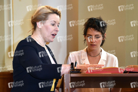 Einzeichnung der Jury in das Gästebuch von Berlin, Berlinale 2023