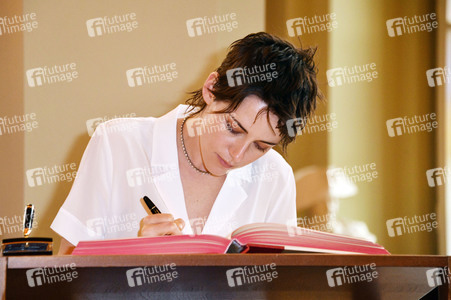 Einzeichnung der Jury in das Gästebuch von Berlin, Berlinale 2023