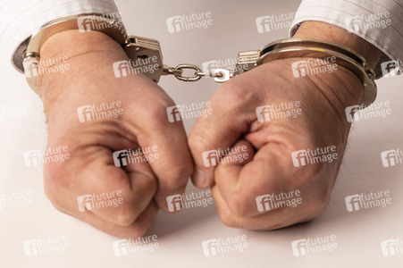 Symbolfoto Handschellen