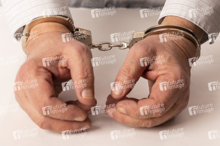 Symbolfoto Handschellen