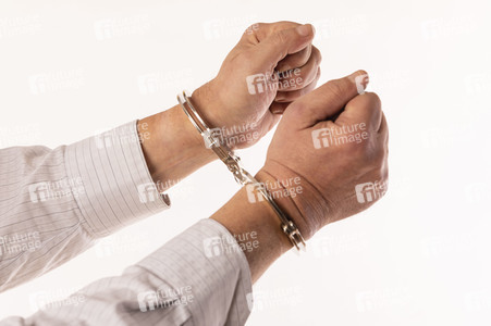 Symbolfoto Handschellen