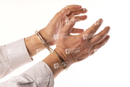 Symbolfoto Handschellen
